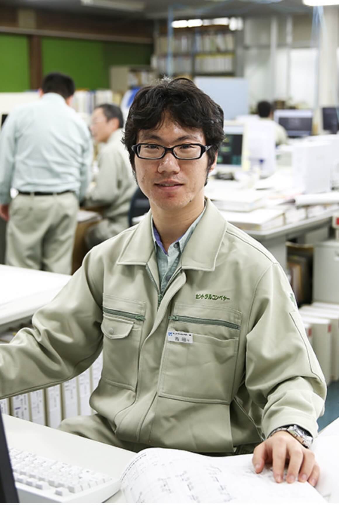 図面を確認する機械設計の社員